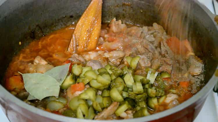 Добавете подправки, за да направите основите