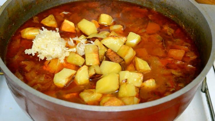 Добавете чесън, за да направите основни