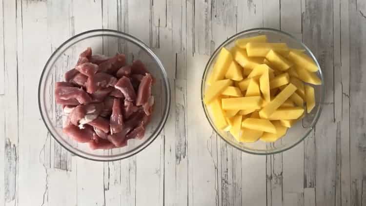 Pentru a pregăti elementele de bază ale cărnii de porc, pregătiți ingredientele