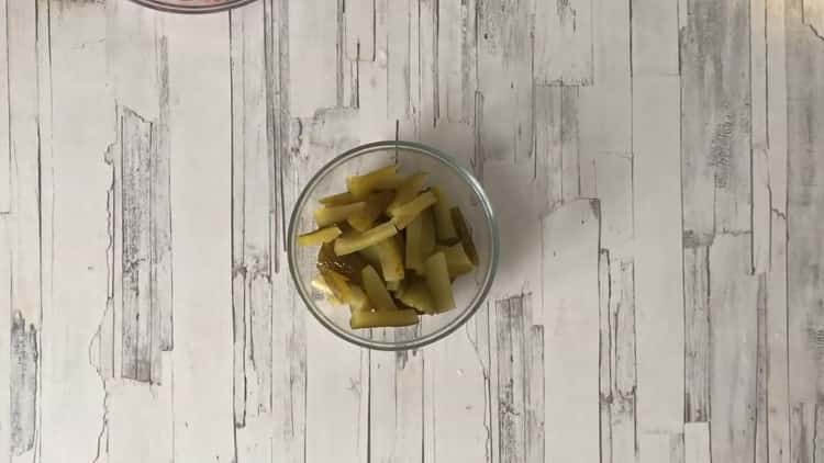 Pentru elementele de bază ale cărnii de porc tocați castraveții