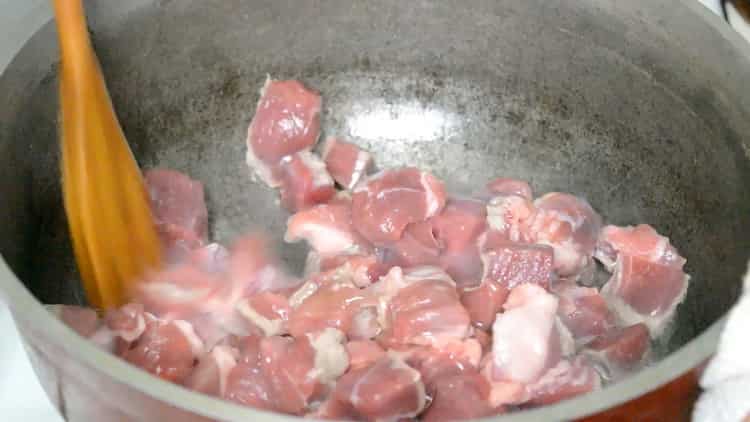 За основата нарязваме месото