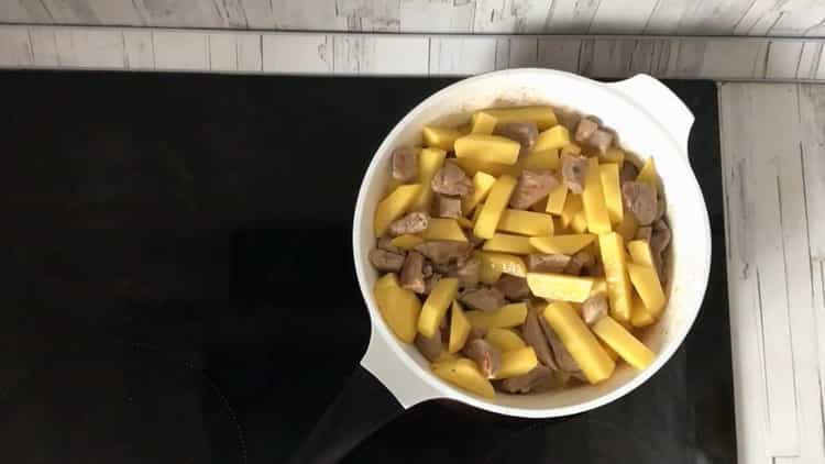 Amestecă ingredientele pentru elementele de bază ale cărnii de porc