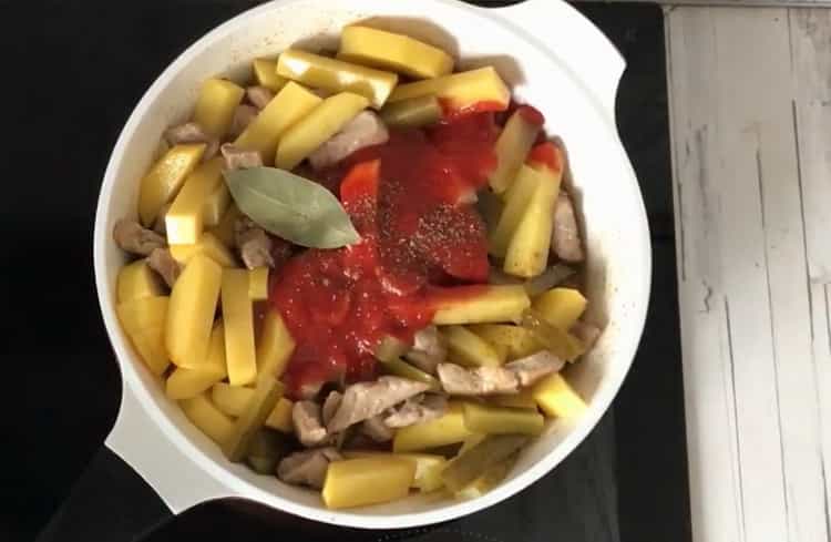 Adăugați pasta de roșii pentru a face bazele de porc