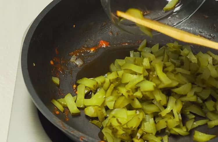 Pentru elementele de bază, tocați castraveții