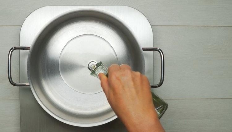 Amestecă ingredientele pentru a face elementele de bază