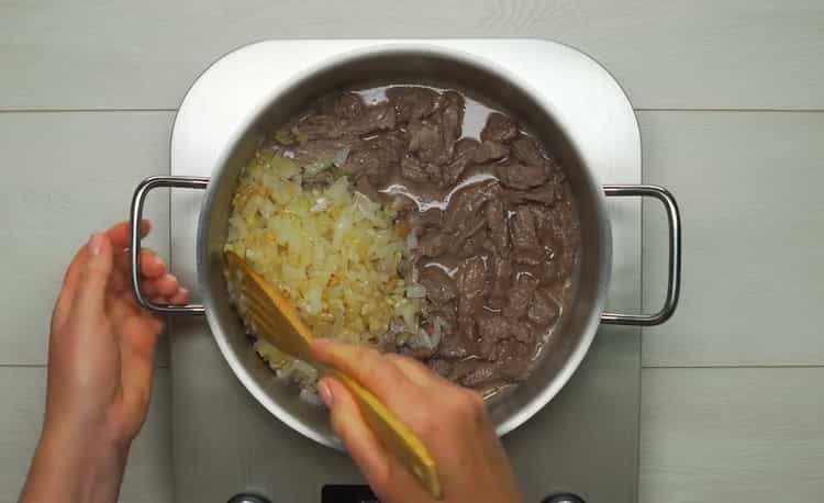 Pentru a găti busuiocul, prăjiți carnea