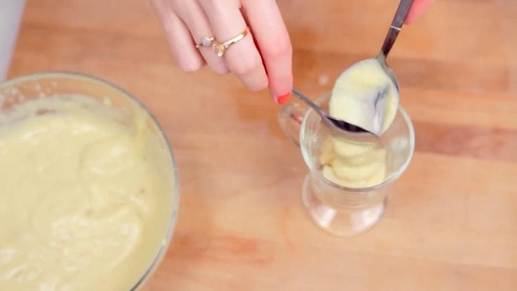 Para preparar el budín, prepare los platos.