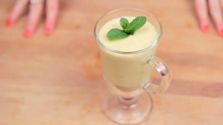 El pudín de plátano es un postre muy aireado y muy fácil de preparar.