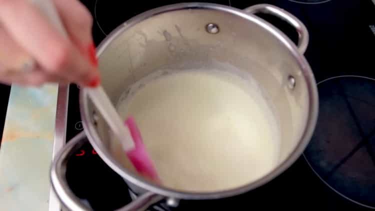 Para preparar el budín, calienta los ingredientes.