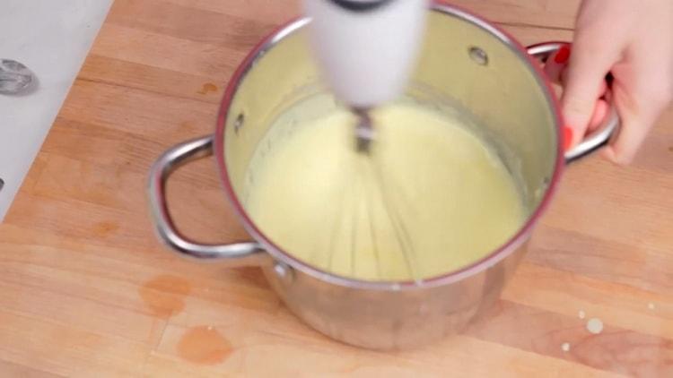 Revuelva los ingredientes para hacer un budín.