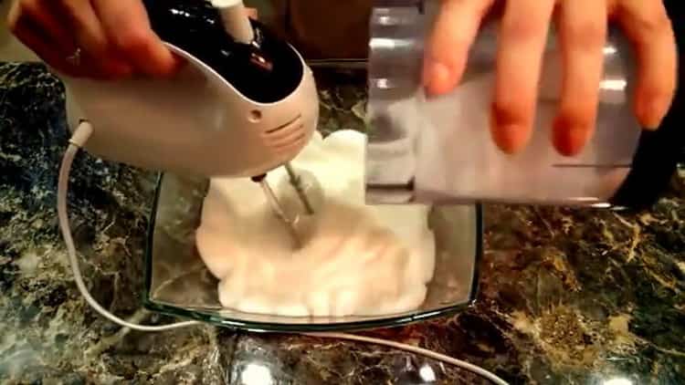 Разбийте яйцата и захарта, за да направите меренги.