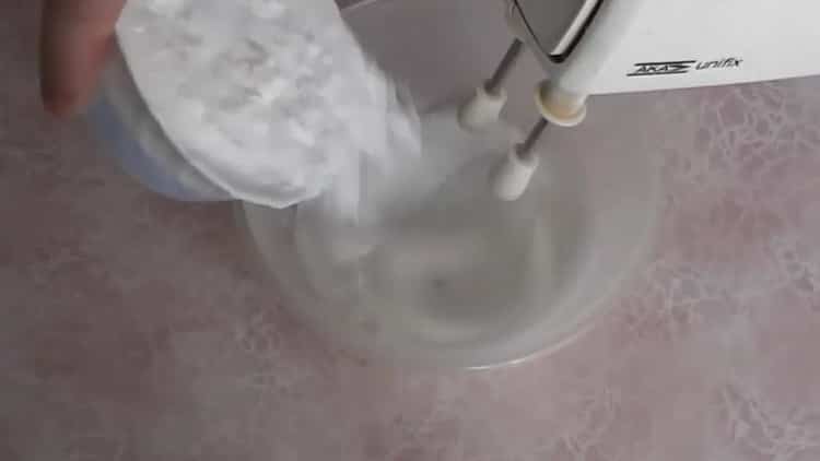 Para preparar merengues, prepare azúcar en polvo