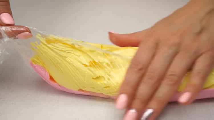 coloque os ingredientes no oleado para merengue