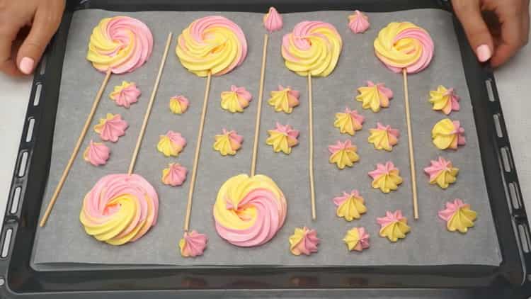 para preparar merengues, coloque merengues em uma assadeira