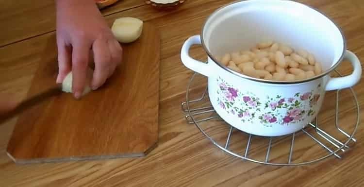 Pentru gătit, toacă ceapa