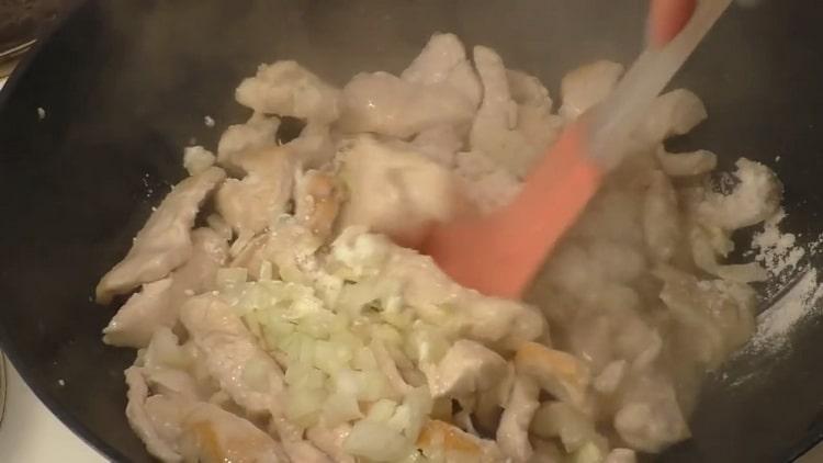 Pentru a prepara stroganoff de vită, amestecați ingredientele