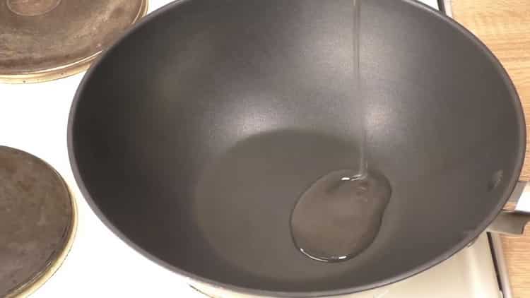 Pentru a găti stroganoff de vită, încălziți tigaia