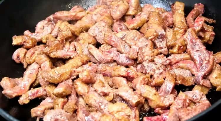 Pour préparer le bœuf stroganoff, mélanger les ingrédients