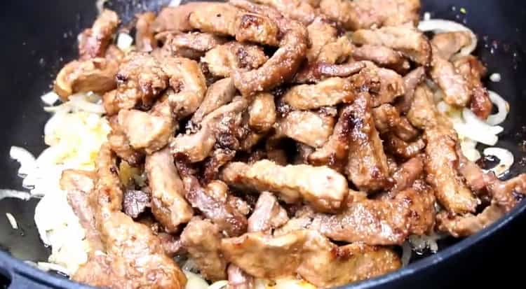 Pour préparer le bœuf stroganoff, mélanger les ingrédients