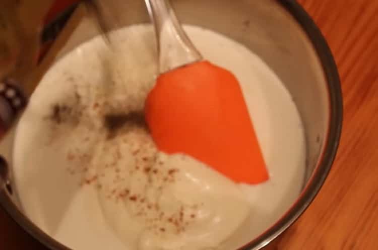 За да приготвите телешки строганоф, пригответе соса