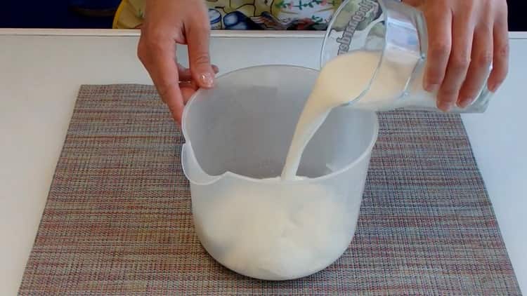 Amestecă ingredientele pentru a face blanmange.