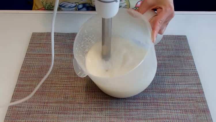 Bate ingredientele pentru a face blanmange.