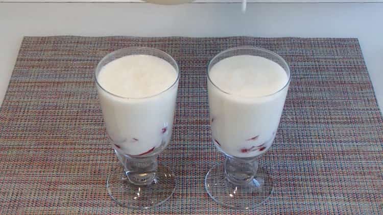 Pregătiți feluri de mâncare pentru a prepara blanmange