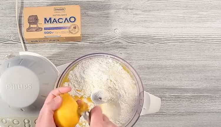 Pregătiți ingredientele pentru tort.