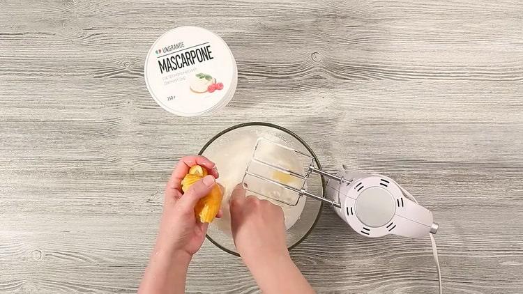 Adăugați sucul de lămâie pentru a face o prăjitură.