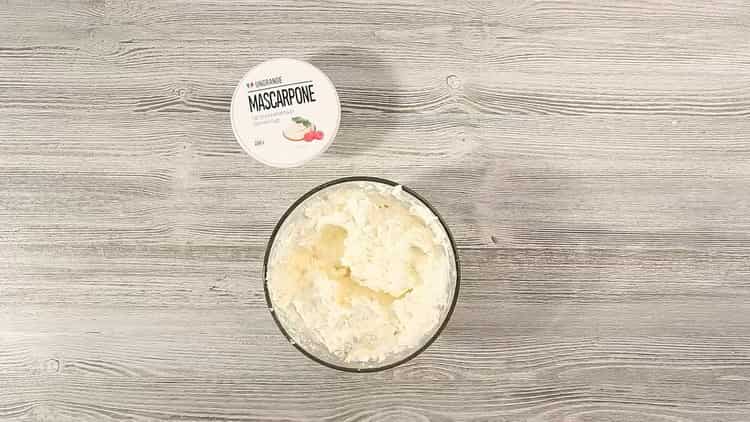 Bateți ingredientele pentru a face un tort.