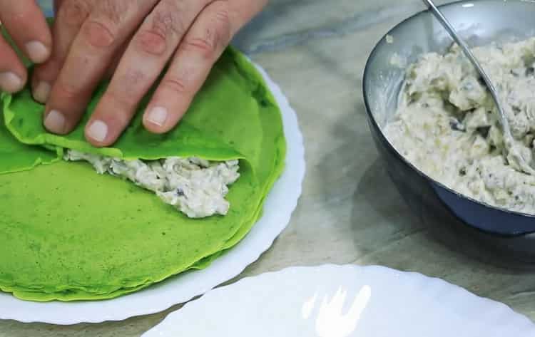Pour préparer le plat, placez le fourrage sur la pâte