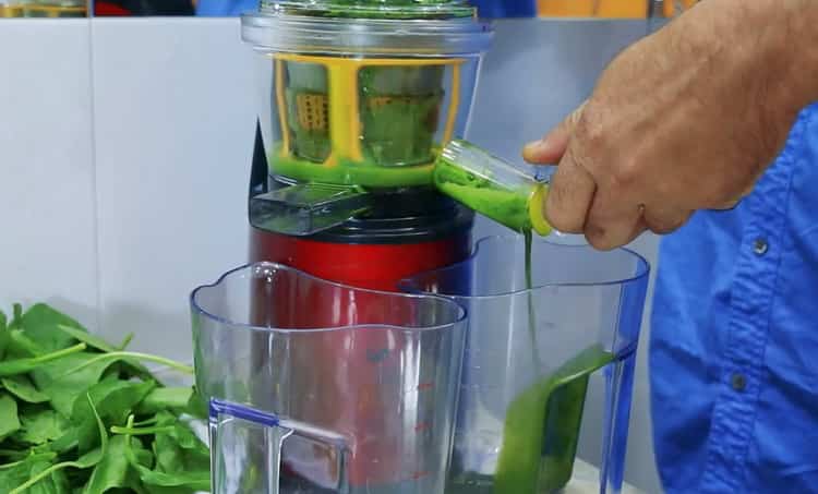 Cuisson des pancakes aux épinards