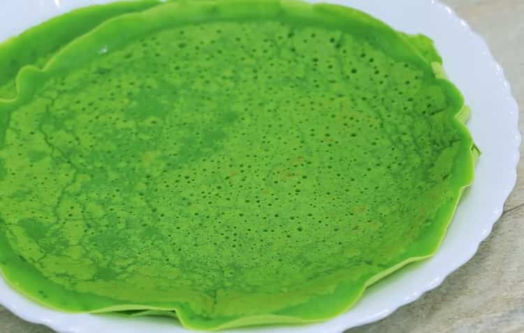 Pour préparer le plat, mettez les crêpes sur une assiette