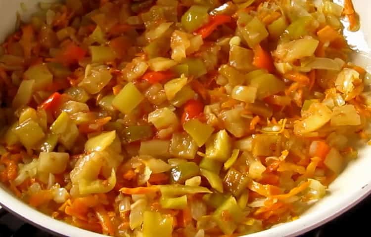 За да готвите борш, запържете зеленчуците