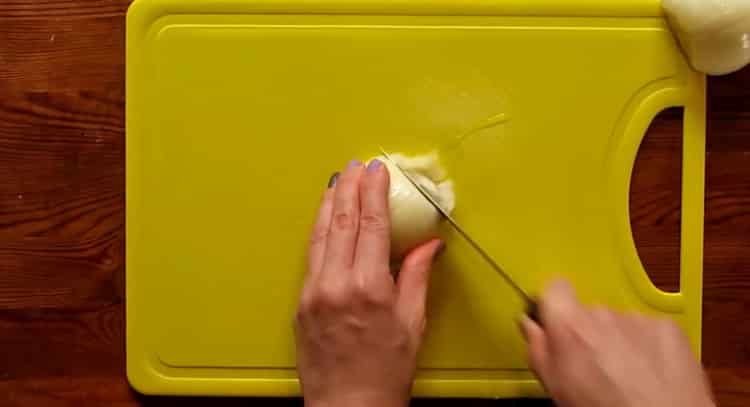 За да направите борш, нарежете лука