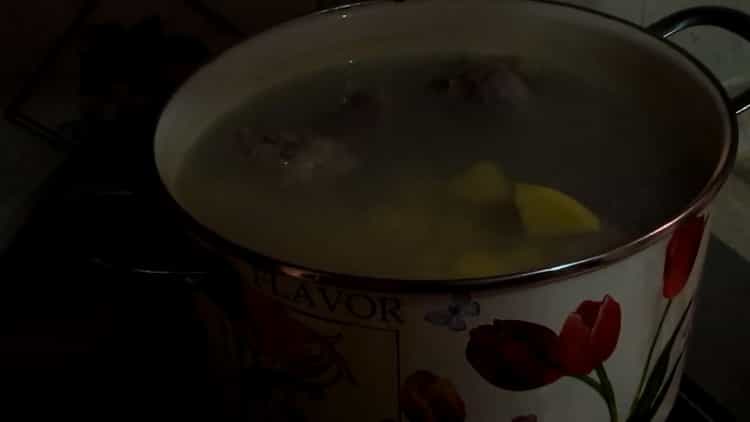 Para cocinar borsch con frijoles, pique las papas