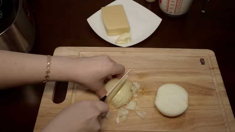 Để nấu bông cải xanh, xắt nhỏ hành tây