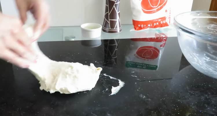 اسحب العجينة لعمل الكعك.