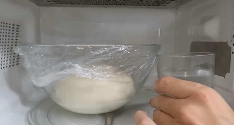 لصنع الكعك ، ضع العجينة بعيدا