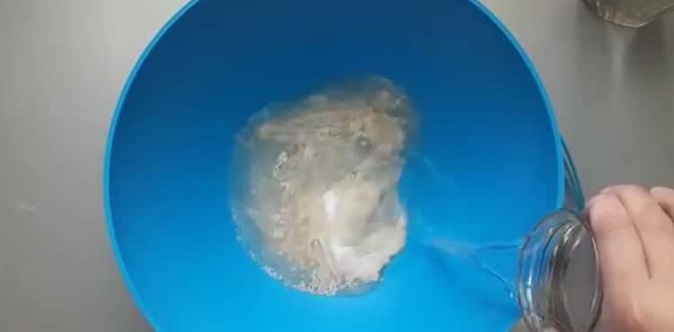 Готвене на кифлички от тесто с мая