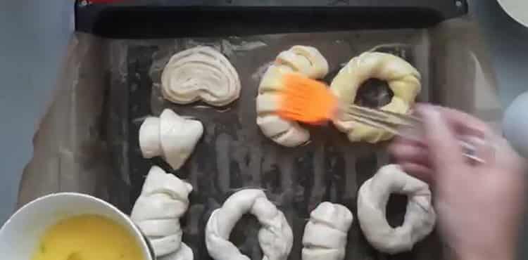 За да направите кифлички, намажете кифлите с яйце