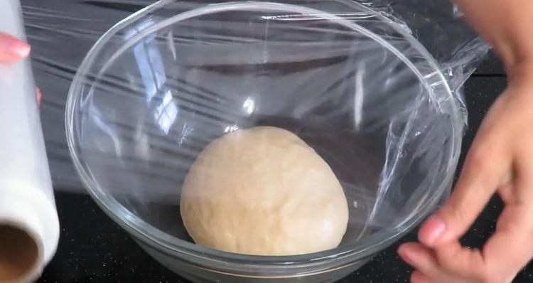 Pentru a face chifle cu zahăr, puneți aluatul pe aluat