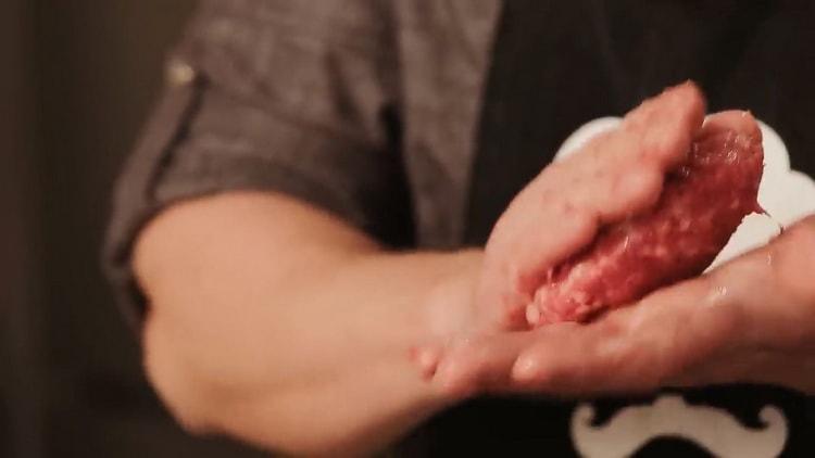 Bilden Sie ein Schnitzel, um einen Burger zu machen