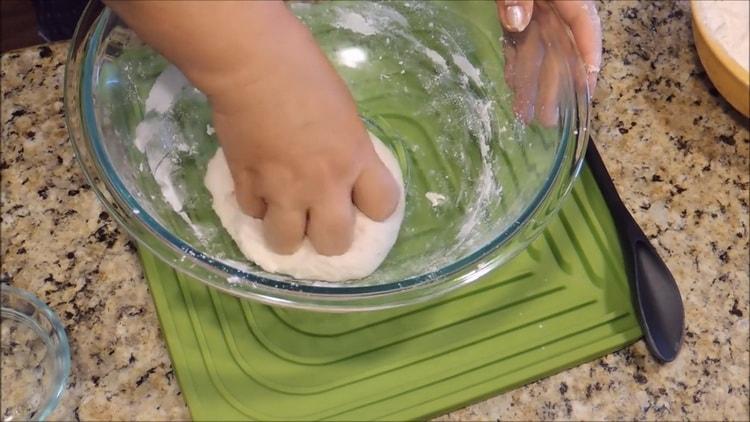 За да приготвите тестото, поставете тестото под филма