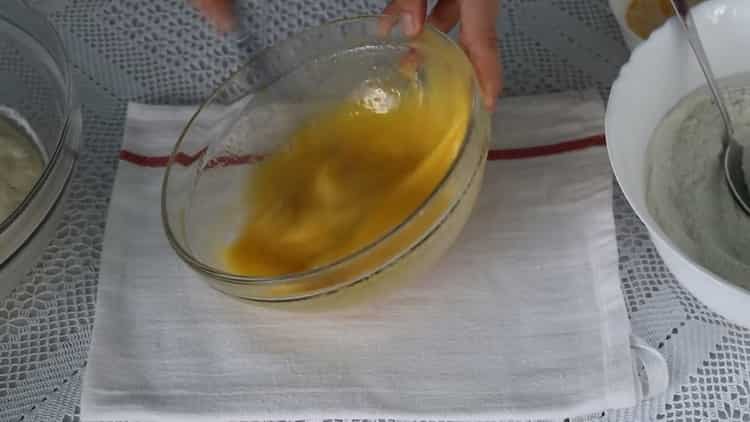 מערבבים את החומרים להכנת הבצק.