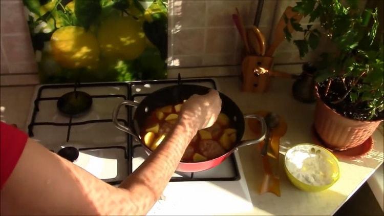 Combinați ingredientele pentru gătit.