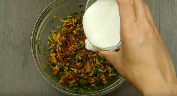 Afegiu la crema agra.