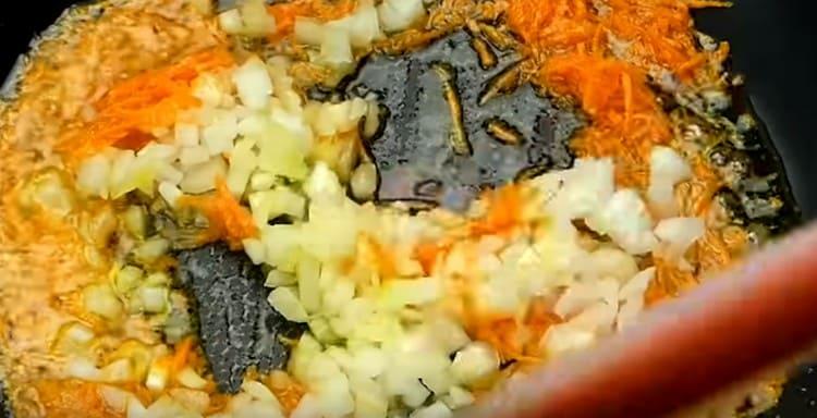 Afegiu les cebes a la cassola a la cassola.