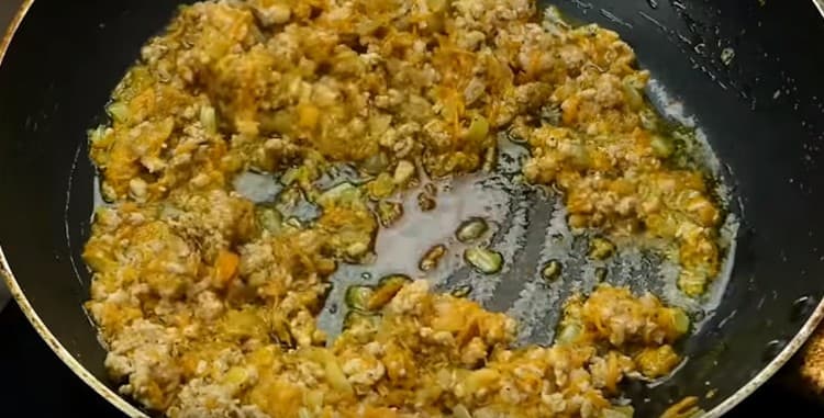 Afegiu carn picada a les verdures a la cassola.