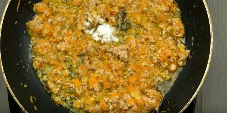 Afegiu sal, pebre a la carn picada, barregeu-ho.